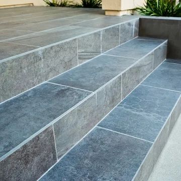 Stoep Ideas Front Porches, Tile Porch Steps, Tiling Front Door Steps, Tiled Front Steps Entrance, Front Steps Tile Ideas, Outdoor Porch Tiles Front Steps, Front Door Tile Entryway Exterior, Tiled Steps Indoor, Tile Front Steps