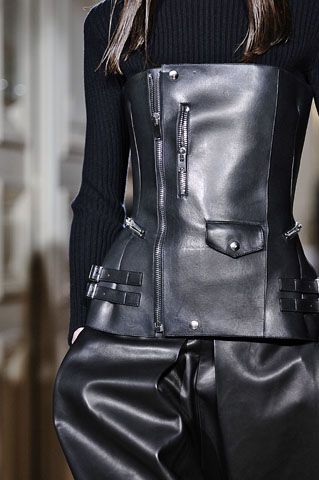 Black Leather Aesthetic, Gender Confusion, Black Leather Fashion, Black Leather Outfit, Leather Clothes, Zippers Fashion, Leder Outfits, Leather Wear, Leather Outfit