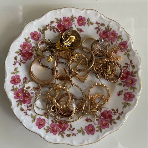 #jewelry #coquette #lanadelrey #aesthetic Messy Jewelry Box Aesthetic, Coquette Jewelry Box, Jewelry Tray Aesthetic, Trinkets Aesthetic, Thrift Manifest, Virtual Scrapbook, Lanadelrey Aesthetic, Jewelry Coquette, Thrift Wishlist