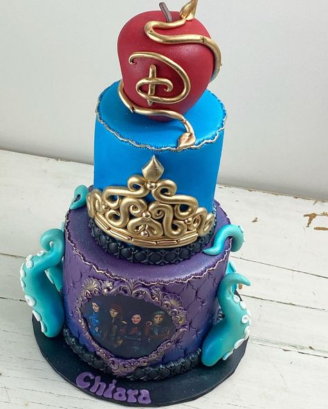 Uma Birthday Cake, Descendants Birthday Cake Mal, Disney Descendants Cake, Descendants Cake Ideas, Descendants 2 Cake, Descendants Birthday Cake, Descendants Cake, Disney Descendants Party, Zombie Cake