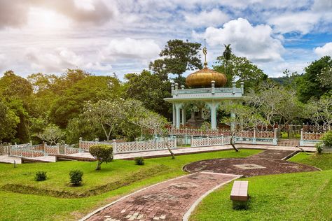 Kota Batu: Brunei's Historical District [Ruins, Tombs, Mausoleums] - TRVLGUIDES Bandar Seri Begawan, Kota Batu, Mosque Architecture, Budget Hotel, Archaeological Site, Travel Writer, Archipelago, Capital City, Historical Sites