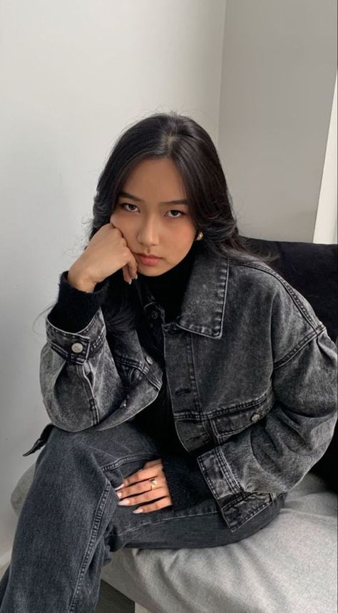 Grey Bell Bottom Jeans Outfit, Black Jean Jacket Outfits, Black Denim Outfit, Jeans Winter Outfit, Black Denim Jacket Outfit, Outfit Cold Weather, Outfit Minimal, Jeans Winter, Sitting Pose