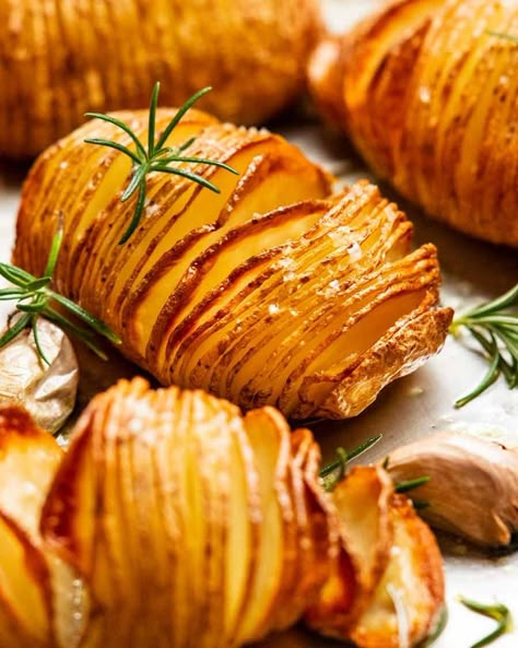 Hasselback potatoes Bite Size Pies, Starch Sides, Takeout At Home, Recipe Tin Eats, Tin Eats, Quick Easy Dinner Recipes, Potatoes In Oven, Hasselback Potatoes, Recipetin Eats