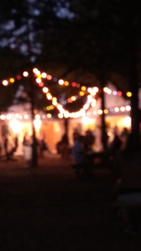 Blurry ginguette, deco wedding inspo Blurry Dancing Aesthetic, Blurry Night Aesthetic, Blurred Christmas Lights, Blurry Lights, Blur Picture, Spotify Covers, Dancing Aesthetic, Playlist Covers, Deco Wedding