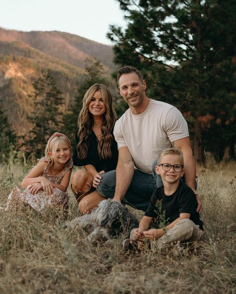 Beautiful family session 🍂 #couerdalenefall #couerdalene #couerdalenephotographer #pnwphotographer Mom And Dad Photoshoot Poses, Mom And Dad Poses Photography, Mom And Dad Poses, Pnw Family Photoshoot, Father Daughter Photography Older, Parent And Child Poses, Family Posing, Beautiful Family, Family Session