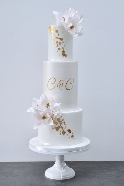 White And Gold Wedding Cake Simple, White And Gold Cake Simple, Wedding Cake Designs Elegant Gold, Gold And White Wedding Cake, Simple White Wedding Cake, Luxury Wedding Cake Design, Glamorous Wedding Cakes, Wedding Cake Designs Elegant, Wedding Cake Designs Simple