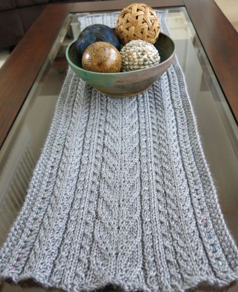 Free Knitting Pattern:  Lace & Cables Table Runner Knitted Table, Knitted Cables, Diy Table Runner Wedding, Table Runner Diy, Knifty Knitter, Business Christmas, Knit Jewelry, Knit Projects, Knit Dishcloth