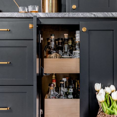 Small Dry Bar Nook, Small Bar Cabinet Ideas For Home, Dry Bar Room Ideas, Built In Mini Bar Ideas, Home Bar Storage Ideas, Dining Room Dry Bar Ideas, Built In Bar Nook In Living Room, Home Dry Bar Designs, Small Bar Nook Ideas