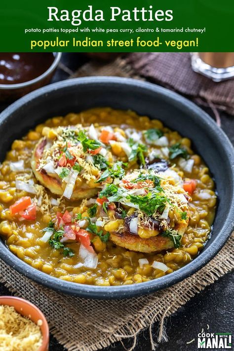 Crispy potato patties topped with dried white peas curry, chutney, onion and sev! Ragda Patties is popular Indian street food and is also vegan! #indian #vegan Potatoes Patties, Ragda Patties Recipe, Food Biryani, Ragda Patties, Snacks Indian, Pea Curry, Desserts Cheesecake, Chats Recipe, Indian Vegan