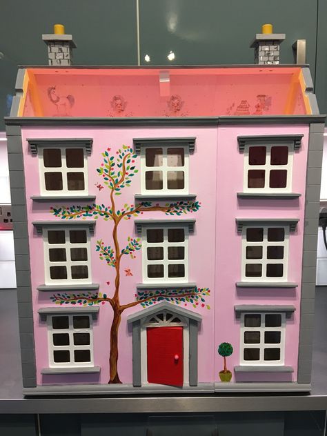 Hand painted. Painted Dolls House, Painted Dolls, Doll House Plans, Dolls House Interiors, Dolls Houses, Doll Painting, Wooden Dollhouse, House Decorating, Painted Boxes