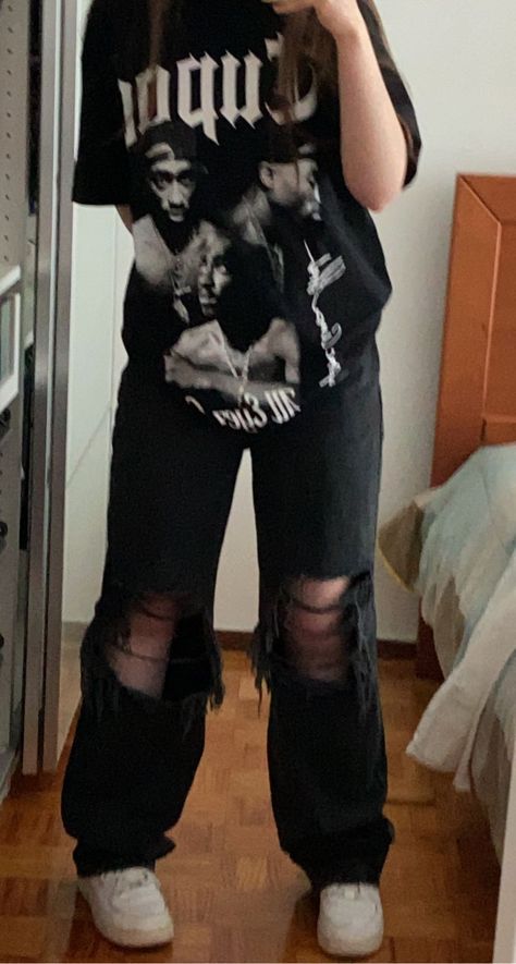 Sweatshirt Ripped Jeans Outfit, Baggy Black Jeans Aesthetic, Grunge Outfits With Black Jeans, Dark Baggy Clothes Aesthetic, Baggy Grunge Clothes, Baggy Black Ripped Jeans Outfit, Dark Baggy Clothes, Ripped Jeans With Fishnets Outfit, Grunge Outfits Jeans