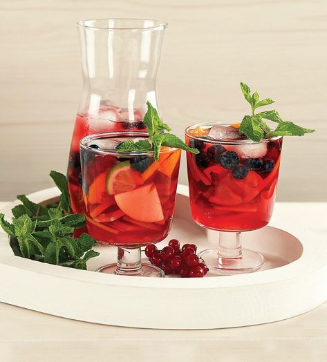 Refreshing and Easy Berry Tea Sangria Recipe Will Be Your Go-To Drink Tea Sangria, Pitcher Drinks, Berry Tea, Sangria Recipe, Mint Sprig, Sangria Recipes, Apple Juice, Cocktail Drinks, Sangria