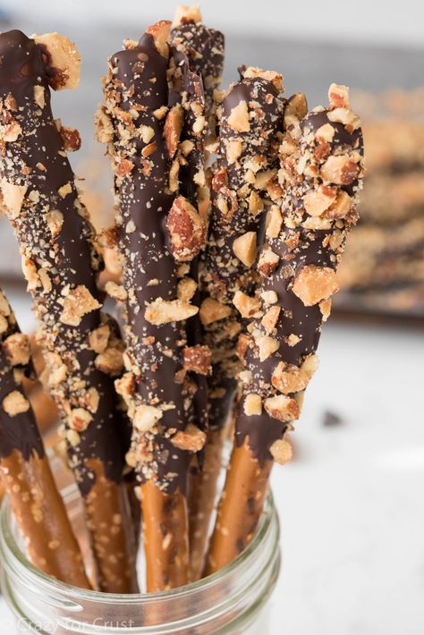 Dark Chocolate Almond Dipped Pretzels - this easy recipe is perfect for parties or homemade gifts for the holidays! The chocolate, almonds, and pretzels are a great flavor combination. Costco Mini Desserts, Kue Macaroon, Dipped Pretzels, Chocolate Covered Pretzel, Edible Christmas Gifts, Crazy For Crust, Chocolate Covered Pretzel Rods, Chocolate Dipped Pretzels, Dark Chocolate Almonds