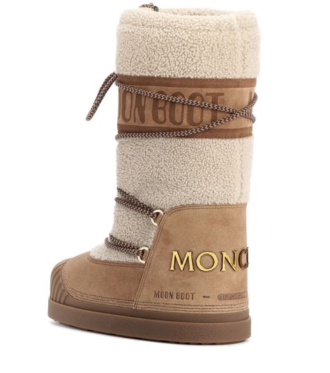 Moon Boots Gold Outfit, Moncler Boots, Moon Boots Outfit, Chanel Boots, Moon Boot, Winter Leather Boots, Winter Fashion Outfits Casual, Chic Shoes, Fancy Shoes