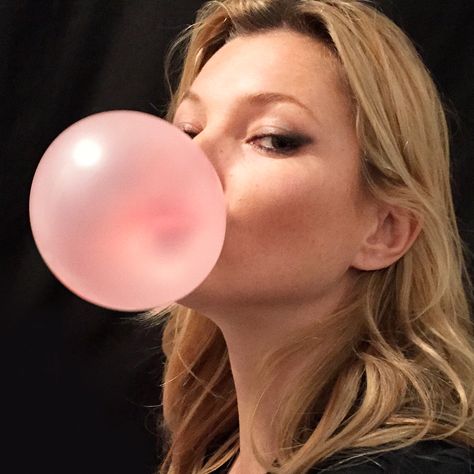 Kate Moss blows the perfect pink bubble. Blowing Bubble Gum, Miss Moss, Marc Jacobs Beauty, Have A Good Weekend, How To Pose, Vintage Glamour, Kate Moss, Fashion Mode, Girly Girl