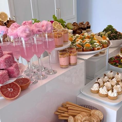 Creative Catering & Styling on Instagram: "🍓🌺❤️" Brunch Ideas Decoration, Bridal Shower Snacks, Creative Catering, Amazing Food Platters, Catering Food Displays, Business Birthday, Appetizers Table, Dinner Party Decorations, Baby Birthday Themes