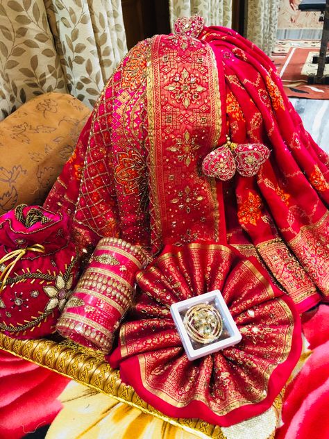 Lehenga Packing Ideas Wedding, Chhab Decoration, Saree Packing, Indian Wedding Gifts, Birthday Return Gifts, Thali Decoration Ideas, Trousseau Packing, Bridal Shower Gifts For Bride, Wedding Gift Pack