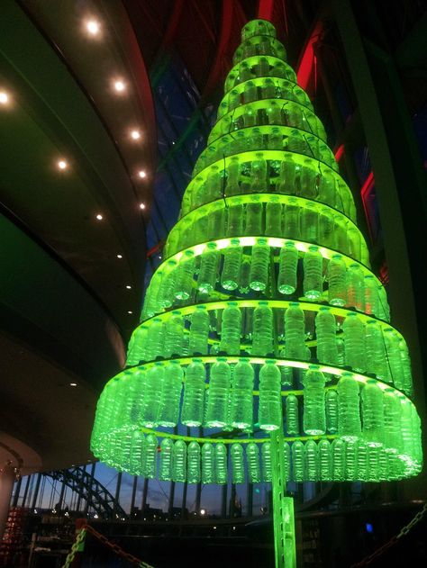 ¡LLEGÓ NAVIDAD! con este hermoso árbol de navidad hecho de botellas de plástico recicladas. Tal vez con estas ideas podemos reducir la cantidad de residuos que generan las fiestas, así como el gran consumo de energía para el planeta.  www.sembrandoconciencia.com Recycled Christmas Tree Plastic Bottles, Christmas Toyland, Bottle Christmas Tree, Sage Gateshead, Unusual Christmas Trees, Recycled Christmas Tree, Recycled Christmas, Church Altar Decorations, Eco Christmas