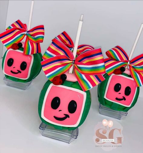 Coco Melon Candy Table, Cocomelon Candy Apples, Cocomelon Macaroons, Cocomelon Chip Bags, Coco Melon Chip Bags, 1 Year Birthday Party Ideas, Cocomelon Cake, Cocomelon Theme, Baby Boy Birthday Themes