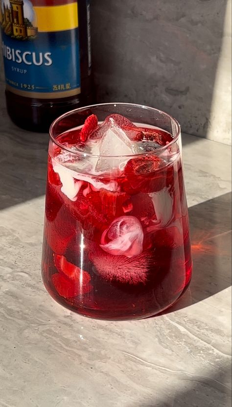 Red Tea Aesthetic, Red Drink Aesthetic, Strawberry Coconut Drink, Pink Drink Recipe, Starbucks Pink Drink Recipe, Tea Starbucks, Starbucks Pink Drink, Pink Drink Recipes, Red Drink