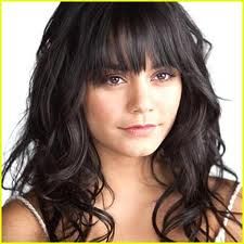 Vanessa Hudgens - fringe. Malu Trevejo Outfits, Vanessa Hudgens Hair, Vanessa Hudgens Style, Black Wavy Hair, Hair Braid Videos, Fringe Hairstyles, Film Photo, Movie Stills, Vanessa Hudgens