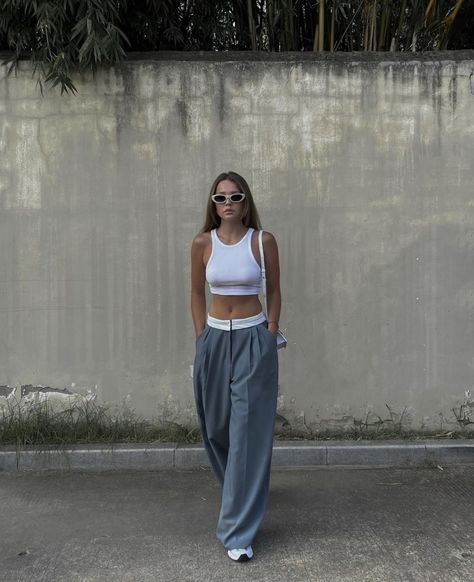 Classy Sporty Outfits, Farfetch Sneakers, Sporty Elegant Style, Bag Jacquemus, Casual Sporty Outfits, Monday Outfit, Outfit Pants, Cosy Outfit, Casual Chique