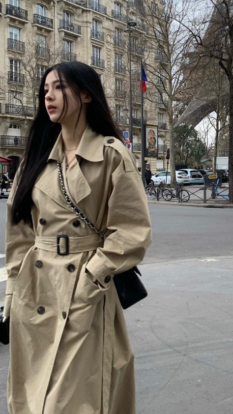 @xxixuuu on instagram Bussines Casual Woman, Beige Winter Coat, Feminine Outfits, Winter Outfits Aesthetic, Trench Coat Outfit, Outfit Korean, Winter Fashion Outfits Casual, Fashionista Clothes, Coat Outfits