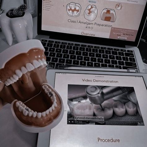 Dental Hygiene Aesthetic, Hygiene Aesthetic, Dentist Aesthetic, Dental Lab Technician, Medical School Quotes, Dental Photos, Dental Hygiene Student, Dentist Art, Nursing Motivation