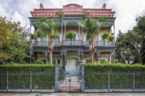 New Orleans Style Homes, Cool Mansions, Odd Items, New Orleans Garden, Conch House, New Orleans Garden District, Louisiana Plantations, America Images, Louisiana Usa