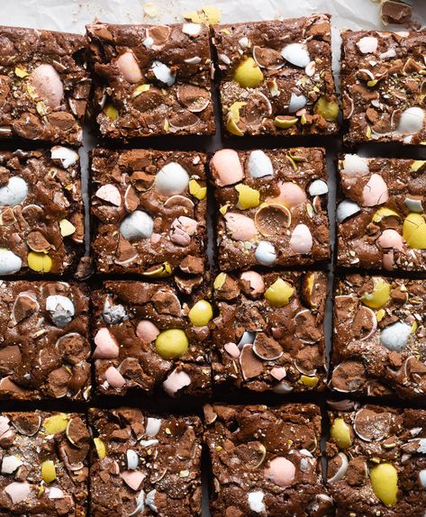 Mini Egg Brownies - Browned Butter Blondie Mini Egg Brownies, Carrot Cake Loaf, Snickerdoodle Bars, Key Lime Pie Bars, Carrot Cake Cupcakes, Chewy Sugar Cookies, Mini Egg, Easter Goodies, Browned Butter