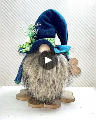 Gnome Diy, Craft Table Diy, Gnome Hat, Gnomes Diy, Diy Gnomes, Gnomes Crafts, Seasonal Crafts, Craft Table, Xmas Crafts