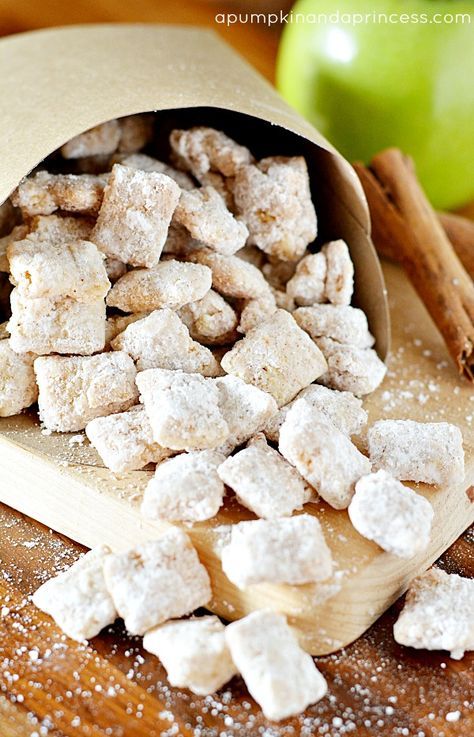 These Apple Pie Muddy Buddies are dangerously addictive! Chex Mix Puppy Chow, Cinnamon Pie, Muddy Buddies Recipe, Muddy Buddy, Puppy Chow Recipes, Snack Mixes, Chex Mix Recipes, Muddy Buddies, School Snack