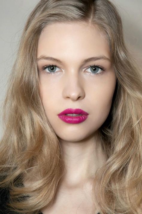 how to wear bright lipstick // pink lips Summer Lipstick Colors, Makeup Runway, Pink Lipstick Makeup, Lips Pillow, Summer Lipstick, Anti Aging Hair, Bright Lipstick, Hot Pink Lips, Perfect Lipstick