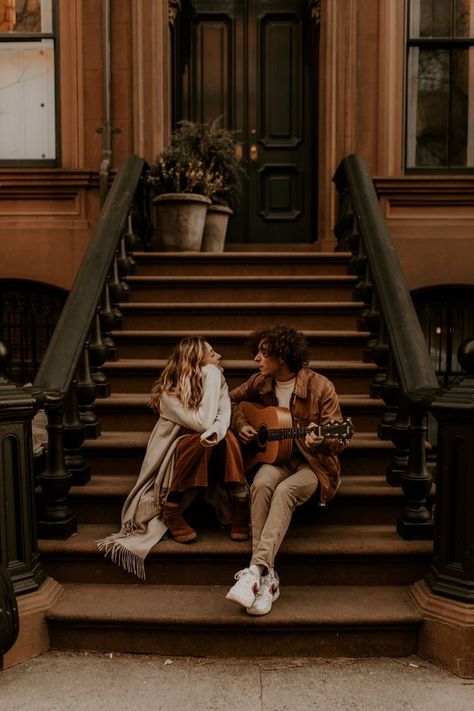 Playing guitar Old Dress, Fotografi Vintage, 사진 촬영 포즈, Couples Vibe, Relationship Goals Pictures, Trik Fotografi, Couple Photography Poses, Paros, Couple Shoot