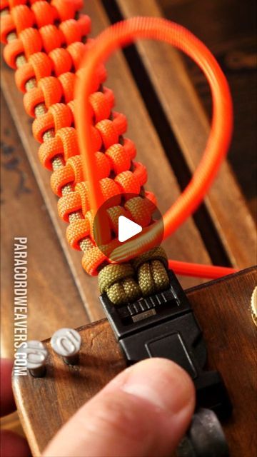 Tim on Instagram: "Can You Tie The Track Knot?  #paracord #weaversofeternity #paracordweavers" Flat Paracord Weaves, Paracord Projects Diy Tutorials, Paracord Projects Tutorials, Paracord Wrap Handle, Emergency Bracelet, Paracord Collar, Paracord Weaves, Paracord Handle, Paracord Crafts