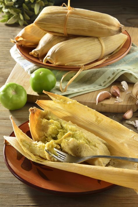 No hay platillo más mexicano que unos ricos tamales verdes. Aquí te presentamos una versión simplificada de la clásica preparación , eso sí, sin perder su delicioso y tradicional sabor. Chicken Tamales, Vegetable Appetizers, Baked Dinner Recipes, Tamale Recipe, Healthy Meat Recipes, Mexico Food, Baked Dinner, Meat Appetizers, Meat Snacks