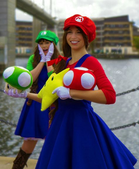 Female Mario and Luigi costumes from Super Mario Bros. Or should I say Super Mario Sisters! Mario And Luigi Halloween, Princess Peach Bowser, Mario Cosplay, Luigi Costume, Mario Y Luigi, Mario Costume, Mario E Luigi, Comic Con Costumes, Super Mario And Luigi