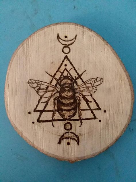 Bee Wood Burning, Barn Wood Art, Spooky Woods, Burn Wood, Wood Cookie, Alter Decor, Wood Cookies, Wood Burn Designs, Geometric Ornament