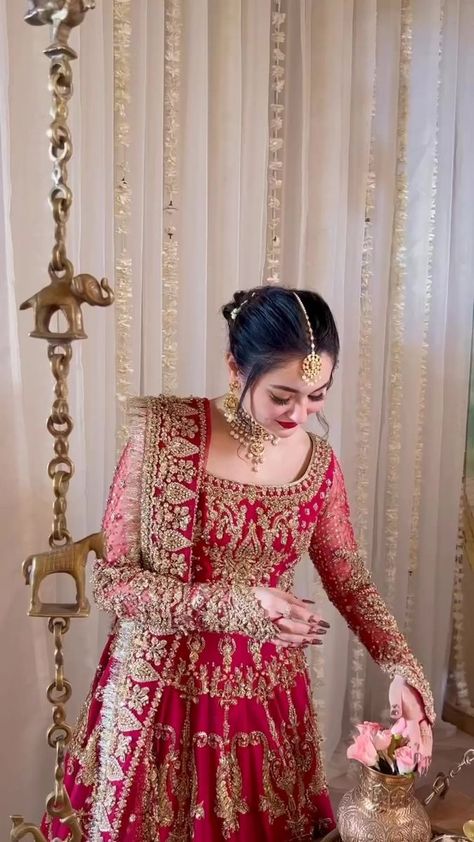 Mehndi Day Outfits, Amna Youzasaif, Shaadi Outfits, Haniya Amir, Pakistani Bridal Makeup, Red Bridal Dress, Engagement Makeup, Hania Amir, Asian Bridal Dresses