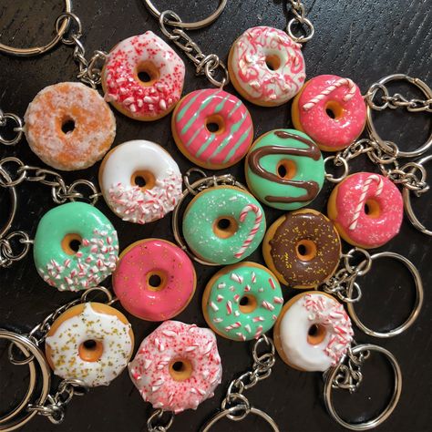 Miniature clay donut keyrings Polymer Clay Keyring Ideas, Clay Keyring Ideas, Clay Keychain, Nature Art Drawings, Christmas Clay, Diy Stationery, Clay Art Projects, Diy Clay, Air Dry Clay