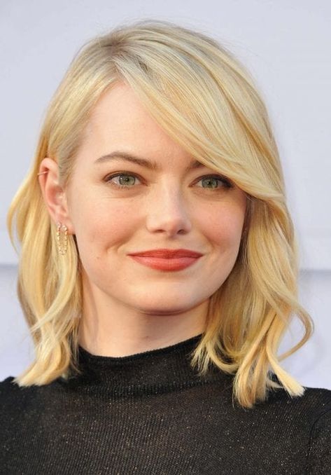 There may not be a hairstyle that has more class than simple, layered, side-swept bangs. For an adorable, feminine look, incorporate your bangs into a cascading curl, like Emma Stone.#womenshaircuts #shaircutsforwomen Long Bobs, Layered Bob Haircuts, Swept Bangs, Bob Hairstyles With Bangs, Blonde Hair Color Ideas, Bob Haircut With Bangs, Side Swept Bangs, Lob Haircut, Haircut Inspiration