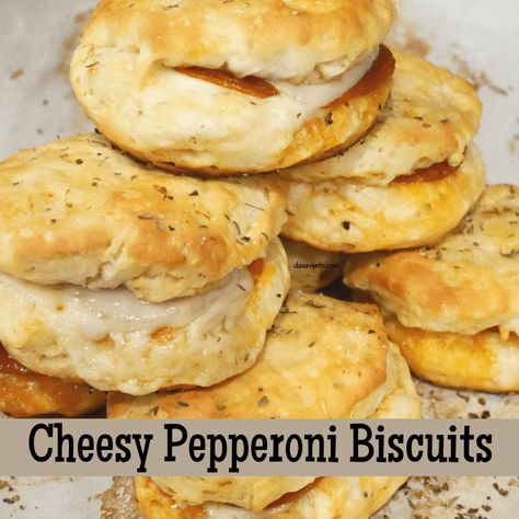 5 Ingredient Cheesy Pepperoni Biscuits With Big Taste. Biscuits With Pepperoni And Cheese, Biscuits And Pepperoni, Pepperoni Chips, Biscuit Recipes Dinner, Pepperoni Bread, Pepperoni Rolls, Biscuit Pizza, Pillsbury Biscuits, 5 Ingredient Dinners