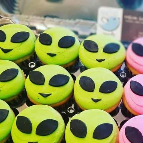 littlebirdsweets on Instagram: "5th birthdays are out of this world!! #littlebirdsweets #customsweets #customcakes #customcupcakes #cupcakes #5thbirthday #alienparty #alienbirthday #aliencupcakes #birthdaycupcakes" Alien Smash Cake, Alien Themed Desserts, Alien Party Ideas Outer Space, Alien Halloween Party Food, Alien Rice Krispie Treats, Rave Cupcakes, Space Birthday Cupcakes, Alien Macarons, Alien Cake Ideas