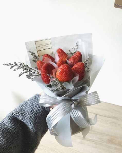 Bouquet Of Strawberries, Tanghulu Bouquet, Flower And Chocolate Bouquets, Bucket Buah, Fruit Bouquet Diy, Fruit Bouquet Ideas, Fruit Bouquet, Balloon Bouquet Diy, Food Bouquet