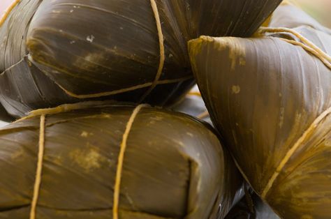 Tamales de la costa | Receta mexicana - Cocina Vital Guatemalan Tamales, How To Reheat Tamales, Carne Adobada, Panamanian Food, Pozole Verde, Guatemalan Recipes, Costa Rican Food, Vegetable Appetizers, Baked Dinner Recipes