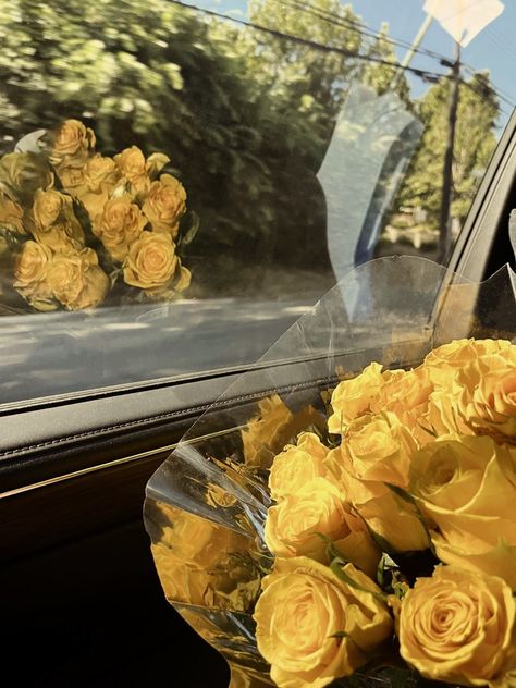 Yellow rose bouquet, car reflection photography Yellow Relationship Aesthetic, Yellow Roses Aesthetic, Yellow Rose Bouquet, Roses Aesthetic, 24th Birthday, Romantic Gestures, Aesthetic Boy, Yellow Aesthetic, Lovely Things