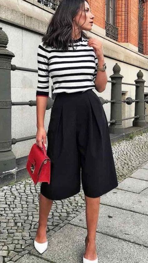 Bermuda Shorts Outfit, Business Casual Skirt, Stripe Outfits, Womens Business Casual, Dita Von Teese, Fashion Mistakes, Casual Work Outfits, Work Outfits Women, Inspiration Mode