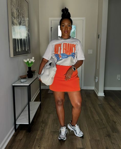 Asics Gel Kayano Outfit, Graphic Tee And Skirt, Asics Outfit, Chunky Heels Outfit, Skirt Outfits Aesthetic, Zara Sneakers, Loungewear Fashion, Graphic Tee Outfits, Chunky Bracelet