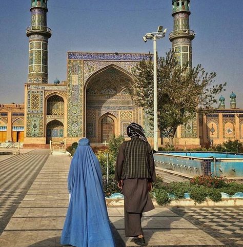 Islam Aesthetic, Afghanistan Culture, Afghan Culture, Abstract Painting Diy, Grunge Pictures, Hijabi Fits, About World, Muslim Couple, Muslim Couple Photography