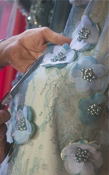 Embellishment idea: Georges Hobeika Tambour Beading, Haute Couture Embroidery, Pola Manik, Diy Rose, Pola Bordir, Tambour Embroidery, Couture Embroidery, Georges Hobeika, Embroidery Fashion